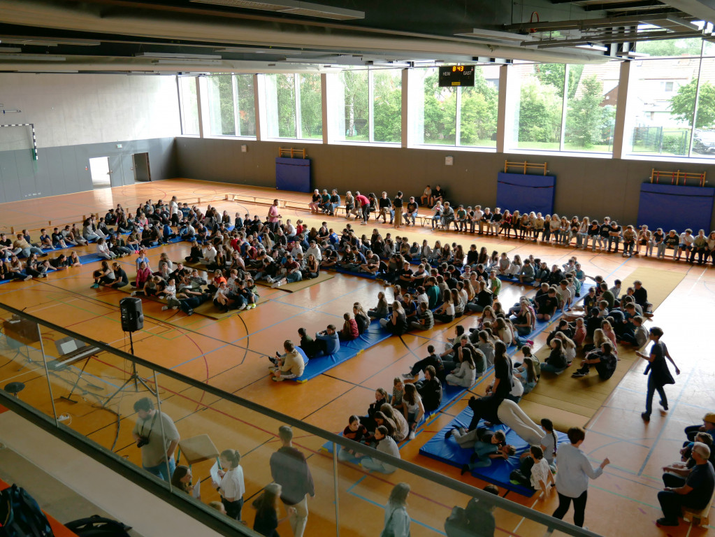 Versammlung in der Turnhalle