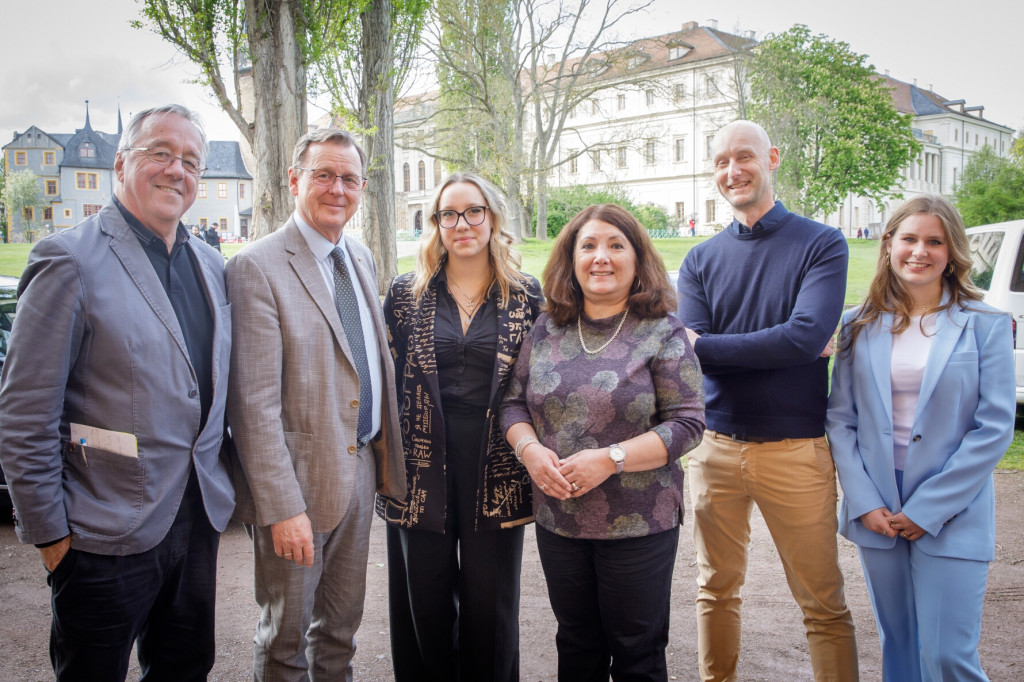 Teilnehmer:innen der Podiumsdiskussion: Eberhard Seidel, Bodo Ramelow, Kiara Hertel, Sanem Kleff, Eric Wrasse, Maja Zaubitzer (v. r. n.l.); Bildrechte bei Christian Jungeblodt